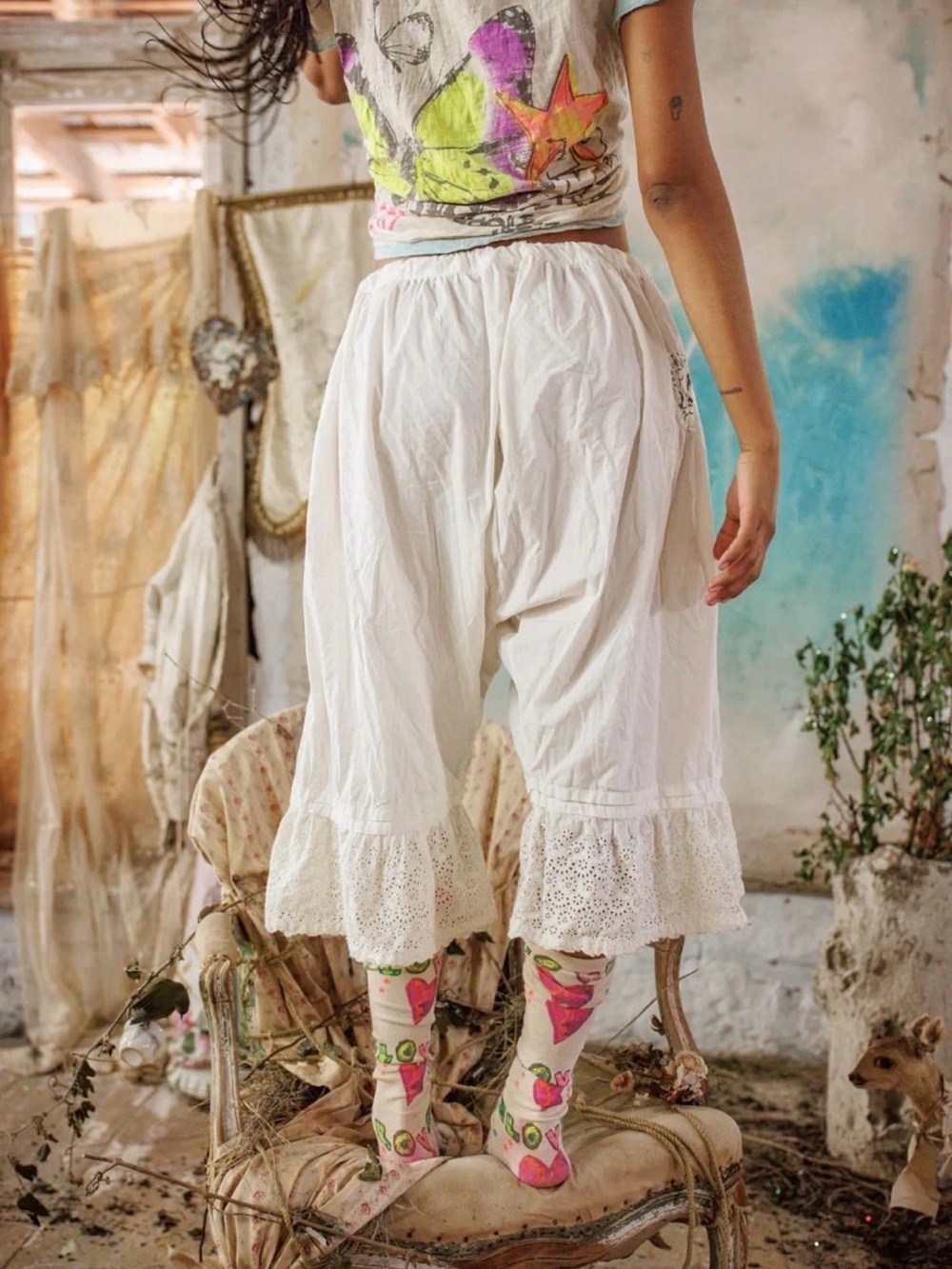 Magnolia Pearl Cream Lace-Hem Cropped Capris - Picture 2 of 8